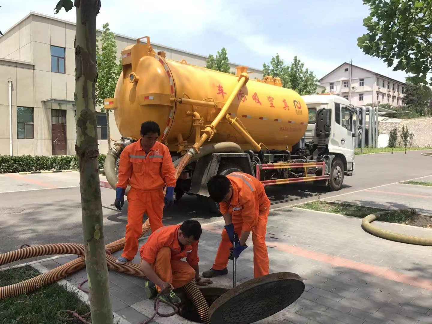 潘集管道疏通车停在窨井附近